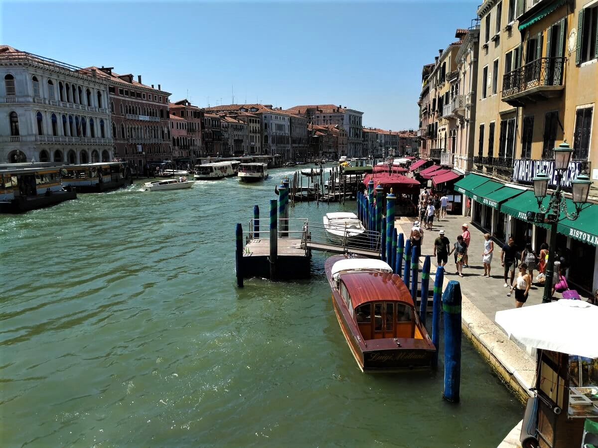 Venice, Italy. 7th July, 2018. The Grand Canal with the Rialto Bridge in  the background in Venice, Italy. Venice, the capital of northern Italy's  Veneto region, is built on more than 100
